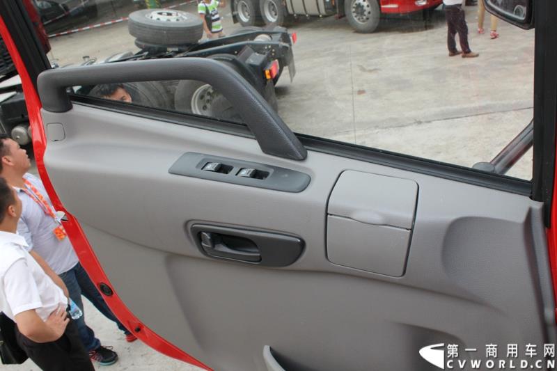 5月7日，东风商用车有限公司推出的东风天龙启航版在广州上市，标配售价33.78万元，保修期从原来的24个月20万公里延长到36个月30万公里，这也是东风集团与沃尔沃集团构建战略联盟成立东风商用车有限公司后推出的首款新品。图为东风天龙启航版新车外观及内饰