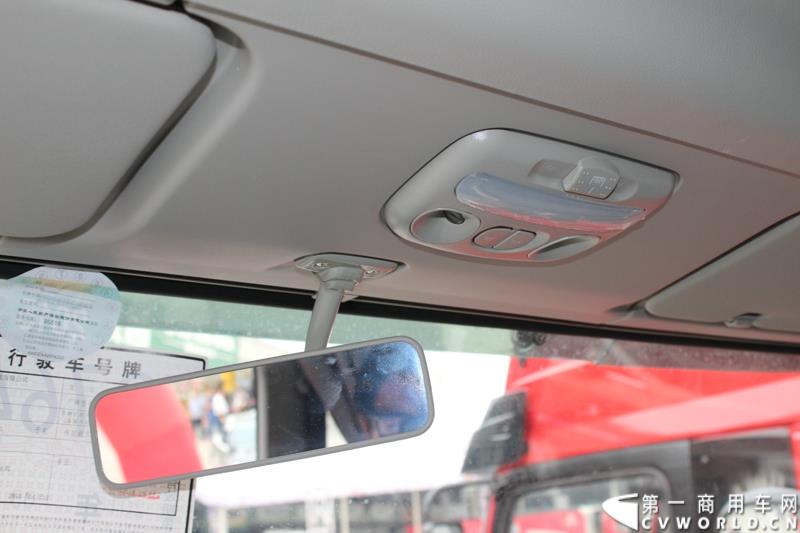 5月7日，东风商用车有限公司推出的东风天龙启航版在广州上市，标配售价33.78万元，保修期从原来的24个月20万公里延长到36个月30万公里，这也是东风集团与沃尔沃集团构建战略联盟成立东风商用车有限公司后推出的首款新品。图为东风天龙启航版新车外观及内饰