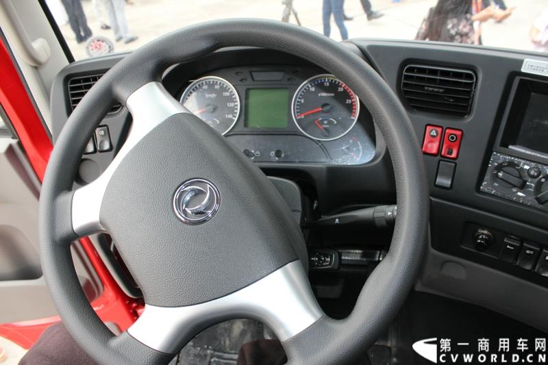 5月7日，东风商用车有限公司推出的东风天龙启航版在广州上市，标配售价33.78万元，保修期从原来的24个月20万公里延长到36个月30万公里，这也是东风集团与沃尔沃集团构建战略联盟成立东风商用车有限公司后推出的首款新品。图为东风天龙启航版新车外观及内饰