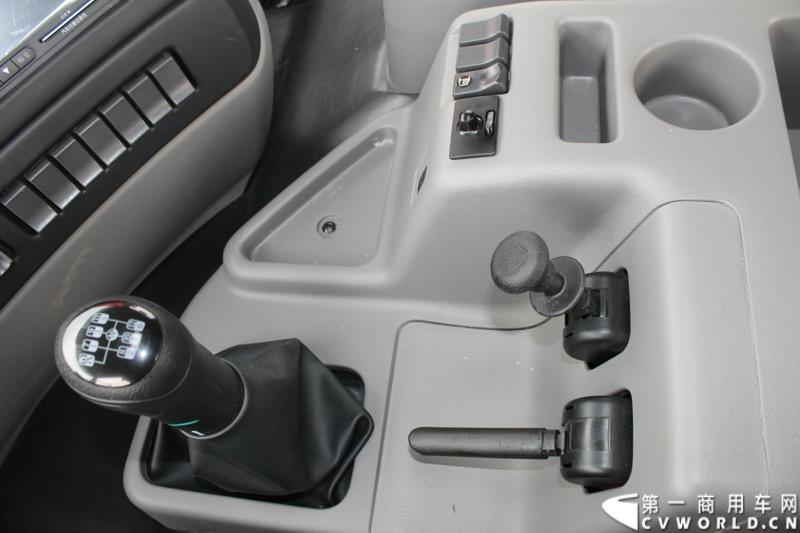 5月7日，东风商用车有限公司推出的东风天龙启航版在广州上市，标配售价33.78万元，保修期从原来的24个月20万公里延长到36个月30万公里，这也是东风集团与沃尔沃集团构建战略联盟成立东风商用车有限公司后推出的首款新品。图为东风天龙启航版新车外观及内饰