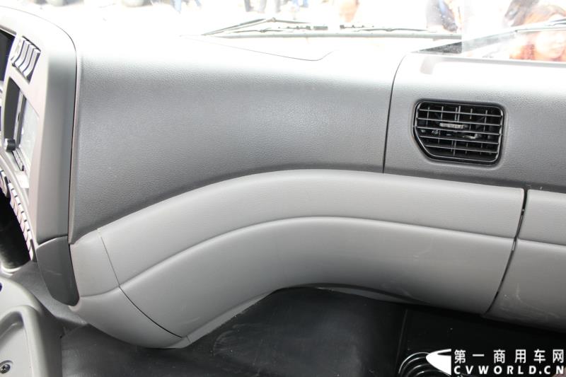 5月7日，东风商用车有限公司推出的东风天龙启航版在广州上市，标配售价33.78万元，保修期从原来的24个月20万公里延长到36个月30万公里，这也是东风集团与沃尔沃集团构建战略联盟成立东风商用车有限公司后推出的首款新品。图为东风天龙启航版新车外观及内饰