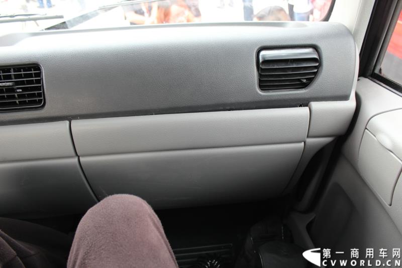 5月7日，东风商用车有限公司推出的东风天龙启航版在广州上市，标配售价33.78万元，保修期从原来的24个月20万公里延长到36个月30万公里，这也是东风集团与沃尔沃集团构建战略联盟成立东风商用车有限公司后推出的首款新品。图为东风天龙启航版新车外观及内饰