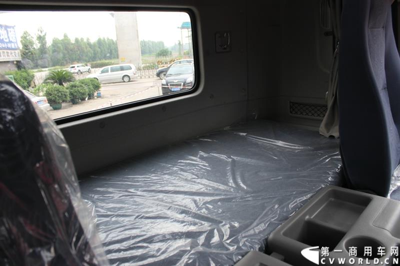 5月7日，东风商用车有限公司推出的东风天龙启航版在广州上市，标配售价33.78万元，保修期从原来的24个月20万公里延长到36个月30万公里，这也是东风集团与沃尔沃集团构建战略联盟成立东风商用车有限公司后推出的首款新品。图为东风天龙启航版新车外观及内饰