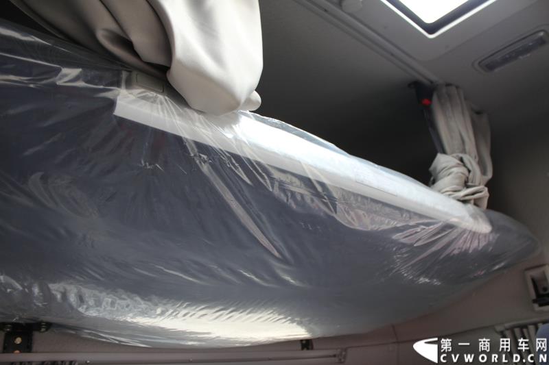 5月7日，东风商用车有限公司推出的东风天龙启航版在广州上市，标配售价33.78万元，保修期从原来的24个月20万公里延长到36个月30万公里，这也是东风集团与沃尔沃集团构建战略联盟成立东风商用车有限公司后推出的首款新品。图为东风天龙启航版新车外观及内饰