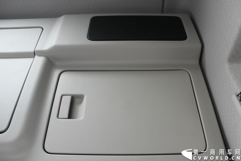 5月7日，东风商用车有限公司推出的东风天龙启航版在广州上市，标配售价33.78万元，保修期从原来的24个月20万公里延长到36个月30万公里，这也是东风集团与沃尔沃集团构建战略联盟成立东风商用车有限公司后推出的首款新品。图为东风天龙启航版新车外观及内饰