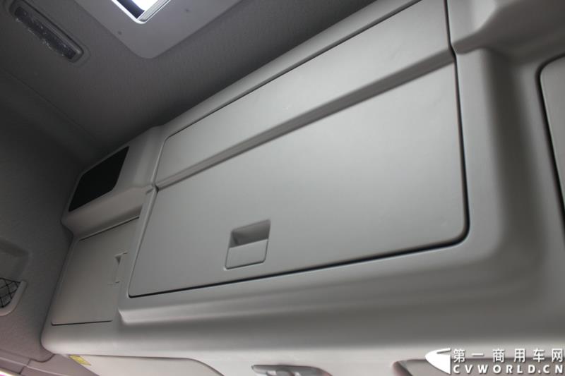 5月7日，东风商用车有限公司推出的东风天龙启航版在广州上市，标配售价33.78万元，保修期从原来的24个月20万公里延长到36个月30万公里，这也是东风集团与沃尔沃集团构建战略联盟成立东风商用车有限公司后推出的首款新品。图为东风天龙启航版新车外观及内饰