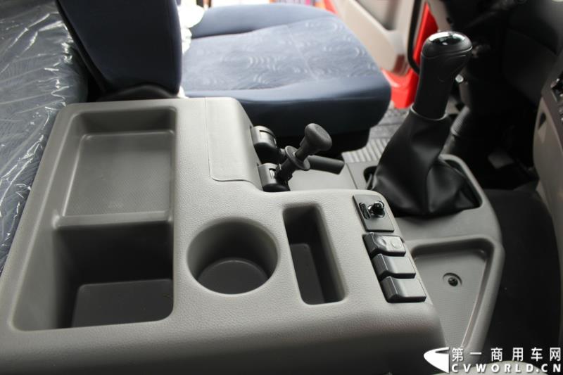 5月7日，东风商用车有限公司推出的东风天龙启航版在广州上市，标配售价33.78万元，保修期从原来的24个月20万公里延长到36个月30万公里，这也是东风集团与沃尔沃集团构建战略联盟成立东风商用车有限公司后推出的首款新品。图为东风天龙启航版新车外观及内饰