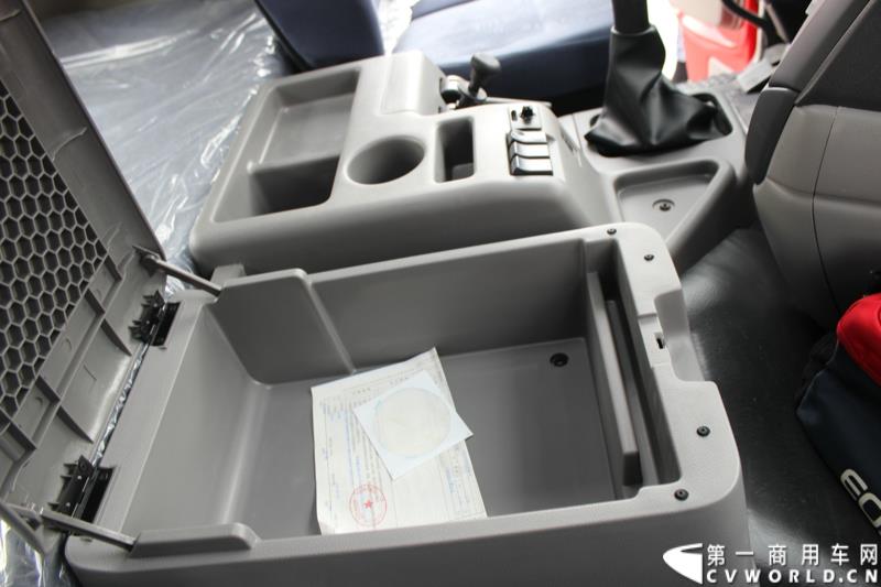 5月7日，东风商用车有限公司推出的东风天龙启航版在广州上市，标配售价33.78万元，保修期从原来的24个月20万公里延长到36个月30万公里，这也是东风集团与沃尔沃集团构建战略联盟成立东风商用车有限公司后推出的首款新品。图为东风天龙启航版新车外观及内饰