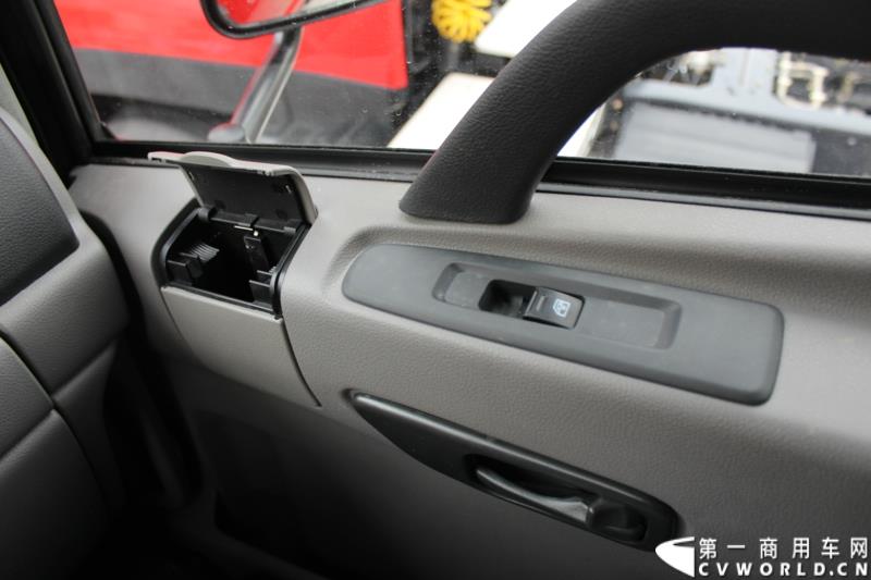 5月7日，东风商用车有限公司推出的东风天龙启航版在广州上市，标配售价33.78万元，保修期从原来的24个月20万公里延长到36个月30万公里，这也是东风集团与沃尔沃集团构建战略联盟成立东风商用车有限公司后推出的首款新品。图为东风天龙启航版新车外观及内饰