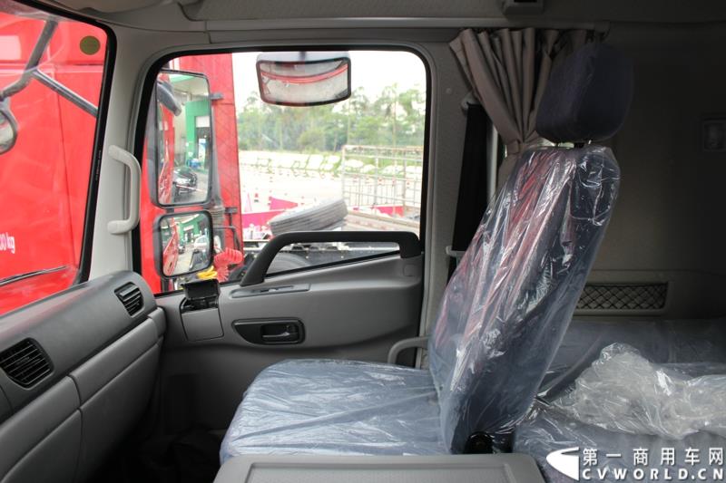 5月7日，东风商用车有限公司推出的东风天龙启航版在广州上市，标配售价33.78万元，保修期从原来的24个月20万公里延长到36个月30万公里，这也是东风集团与沃尔沃集团构建战略联盟成立东风商用车有限公司后推出的首款新品。图为东风天龙启航版新车外观及内饰