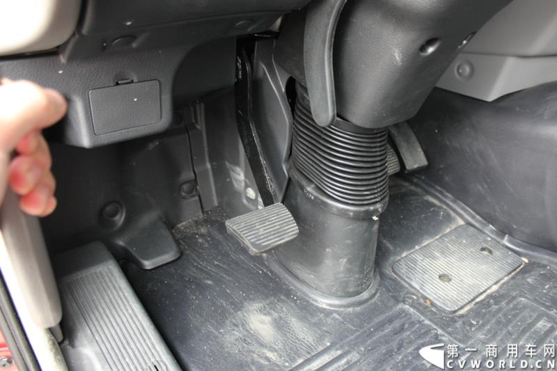 5月7日，东风商用车有限公司推出的东风天龙启航版在广州上市，标配售价33.78万元，保修期从原来的24个月20万公里延长到36个月30万公里，这也是东风集团与沃尔沃集团构建战略联盟成立东风商用车有限公司后推出的首款新品。图为东风天龙启航版新车外观及内饰