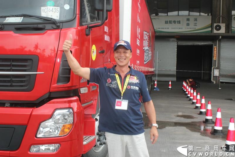 5月8日，“出彩天龙哥，中国好司机”东风天龙卡车驾驶员大赛半决赛在广州佛山海元物流园内圆满结束。图为获得满分的选手很兴奋