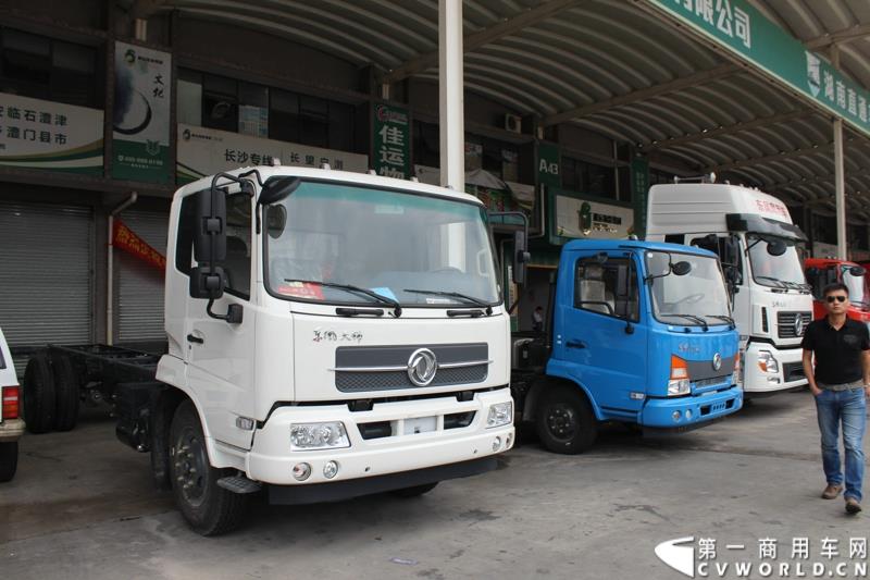 5月8日，“出彩天龙哥，中国好司机”东风天龙卡车驾驶员大赛半决赛在广州佛山海元物流园内圆满结束。图为大赛现场的东风展车 