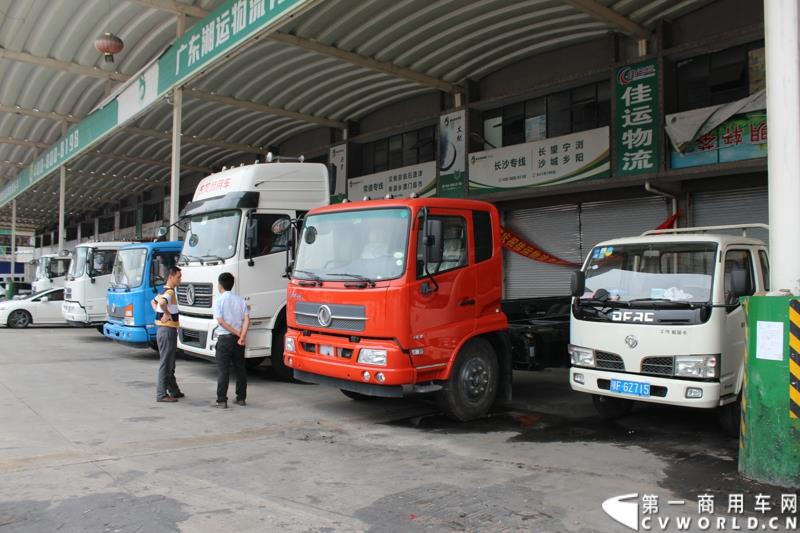 5月8日，“出彩天龙哥，中国好司机”东风天龙卡车驾驶员大赛半决赛在广州佛山海元物流园内圆满结束。图为大赛现场的东风展车 
