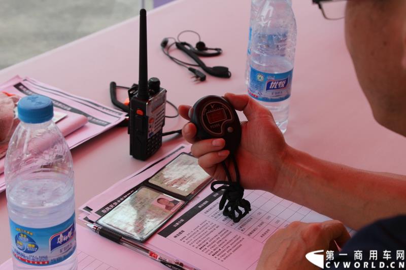 5月8日，“出彩天龙哥，中国好司机”东风天龙卡车驾驶员大赛半决赛在广州佛山海元物流园内圆满结束。图为东风天龙驾驶员大赛比赛现场 