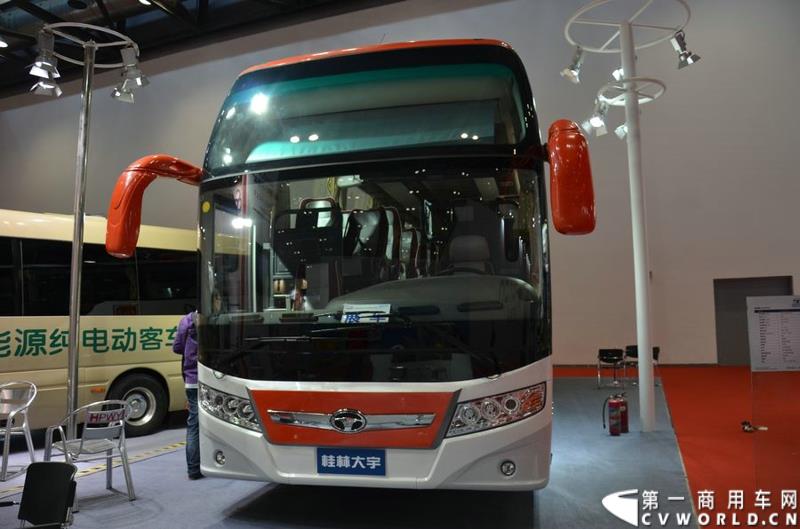 5月11日-13日， 2015北京国际道路运输、城市公交车辆及零部件展览会（以下简称“道路运输车辆展”）在北京国家会议中心举行。此次，客车企业的参展车型多以新能源客车为主。在众多的新能源车型中，桂林大宇可谓独树一帜，带来了一款“实惠王”——GL6122HKD。