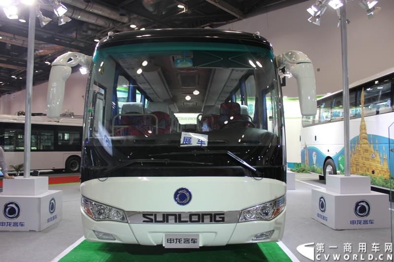 由交通运输部科学研究院、中国公路学会客车分会、中国道路运输协会城市客运分会和北京市贸促会、北京华运展交通科技发展中心等单位共同承办的“2015 北京国际道路运输、城市公交车辆及零部件展览会（以下简称：道路运输车辆展）”于2015年5月11 日—13日在北京国家会议中心隆重举行。申龙客车将携两款精品客车参与到本次盛会。图为上海申龙10米纯电动团体客车SLK6108 