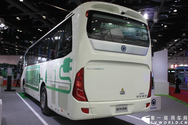 由交通运输部科学研究院、中国公路学会客车分会、中国道路运输协会城市客运分会和北京市贸促会、北京华运展交通科技发展中心等单位共同承办的“2015 北京国际道路运输、城市公交车辆及零部件展览会（以下简称：道路运输车辆展）”于2015年5月11 日—13日在北京国家会议中心隆重举行。申龙客车将携两款精品客车参与到本次盛会。图为上海申龙10米纯电动团体客车SLK6108 