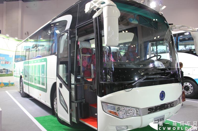 由交通运输部科学研究院、中国公路学会客车分会、中国道路运输协会城市客运分会和北京市贸促会、北京华运展交通科技发展中心等单位共同承办的“2015 北京国际道路运输、城市公交车辆及零部件展览会（以下简称：道路运输车辆展）”于2015年5月11 日—13日在北京国家会议中心隆重举行。申龙客车将携两款精品客车参与到本次盛会。图为上海申龙10米纯电动团体客车SLK6108 
