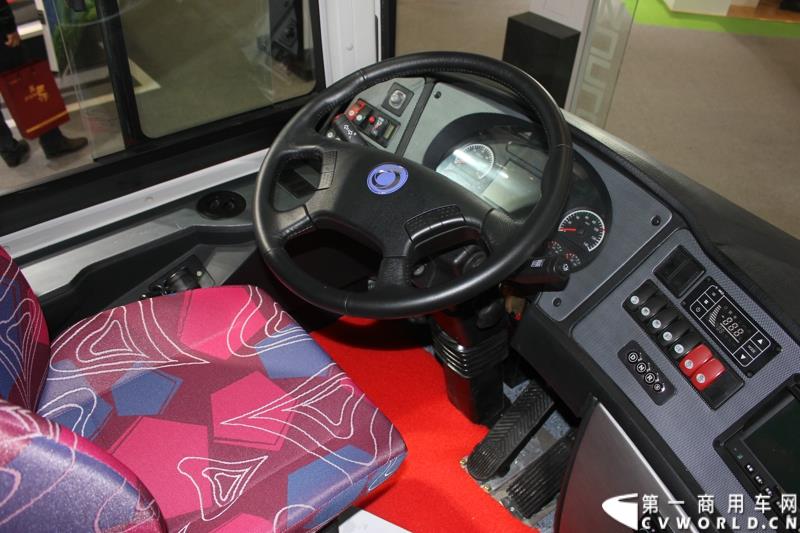 由交通运输部科学研究院、中国公路学会客车分会、中国道路运输协会城市客运分会和北京市贸促会、北京华运展交通科技发展中心等单位共同承办的“2015 北京国际道路运输、城市公交车辆及零部件展览会（以下简称：道路运输车辆展）”于2015年5月11 日—13日在北京国家会议中心隆重举行。申龙客车将携两款精品客车参与到本次盛会。图为上海申龙10米纯电动团体客车SLK6108 