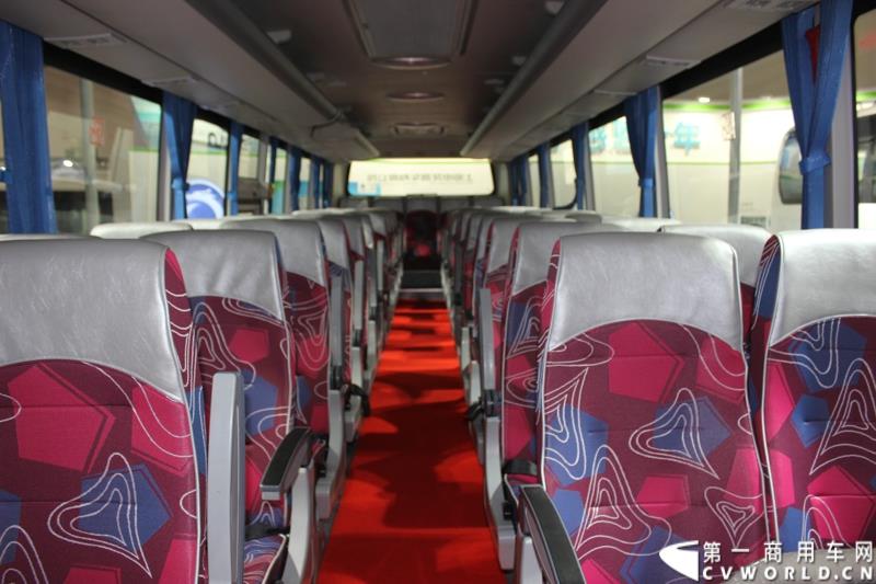 由交通运输部科学研究院、中国公路学会客车分会、中国道路运输协会城市客运分会和北京市贸促会、北京华运展交通科技发展中心等单位共同承办的“2015 北京国际道路运输、城市公交车辆及零部件展览会（以下简称：道路运输车辆展）”于2015年5月11 日—13日在北京国家会议中心隆重举行。申龙客车将携两款精品客车参与到本次盛会。图为上海申龙10米纯电动团体客车SLK6108 