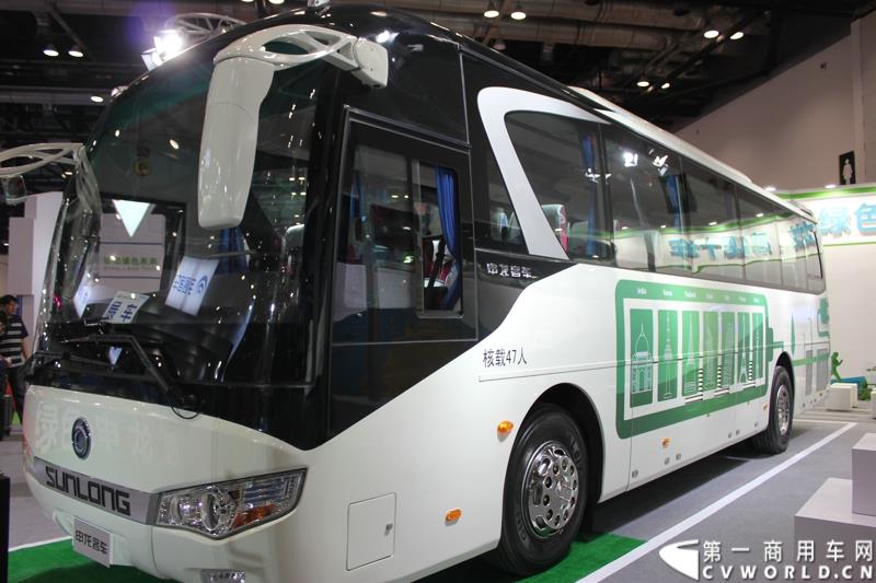 由交通运输部科学研究院、中国公路学会客车分会、中国道路运输协会城市客运分会和北京市贸促会、北京华运展交通科技发展中心等单位共同承办的“2015 北京国际道路运输、城市公交车辆及零部件展览会（以下简称：道路运输车辆展）”于2015年5月11 日—13日在北京国家会议中心隆重举行。申龙客车将携两款精品客车参与到本次盛会。图为上海申龙10米纯电动团体客车SLK6108 