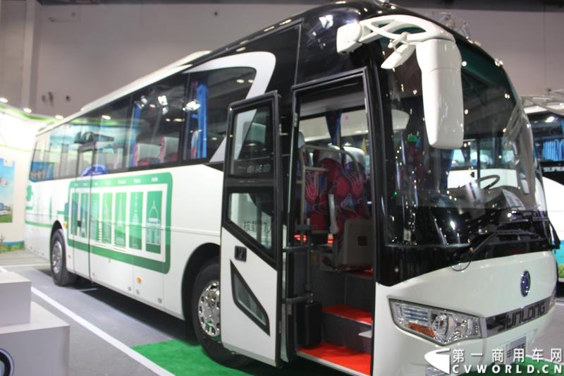 由交通运输部科学研究院、中国公路学会客车分会、中国道路运输协会城市客运分会和北京市贸促会、北京华运展交通科技发展中心等单位共同承办的“2015 北京国际道路运输、城市公交车辆及零部件展览会（以下简称：道路运输车辆展）”于2015年5月11 日—13日在北京国家会议中心隆重举行。申龙客车将携两款精品客车参与到本次盛会。图为上海申龙10米纯电动团体客车SLK6108 