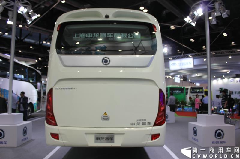 由交通运输部科学研究院、中国公路学会客车分会、中国道路运输协会城市客运分会和北京市贸促会、北京华运展交通科技发展中心等单位共同承办的“2015 北京国际道路运输、城市公交车辆及零部件展览会（以下简称：道路运输车辆展）”于2015年5月11 日—13日在北京国家会议中心隆重举行。申龙客车将携两款精品客车参与到本次盛会。图为上海申龙10米纯电动团体客车SLK6108 