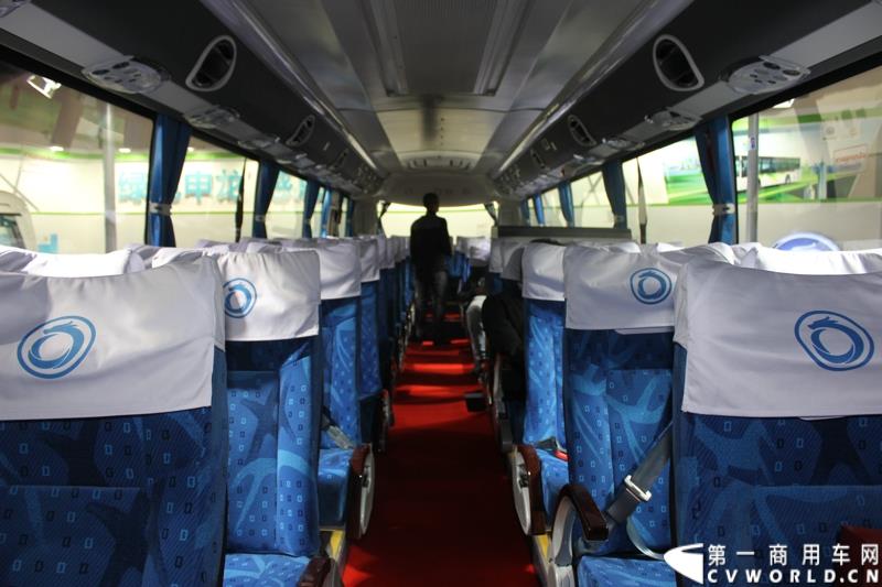 由交通运输部科学研究院、中国公路学会客车分会、中国道路运输协会城市客运分会和北京市贸促会、北京华运展交通科技发展中心等单位共同承办的“2015 北京国际道路运输、城市公交车辆及零部件展览会（以下简称：道路运输车辆展）”于2015年5月11 日—13日在北京国家会议中心隆重举行。申龙客车将携两款精品客车参与到本次盛会。图为申龙客车SLK6128 