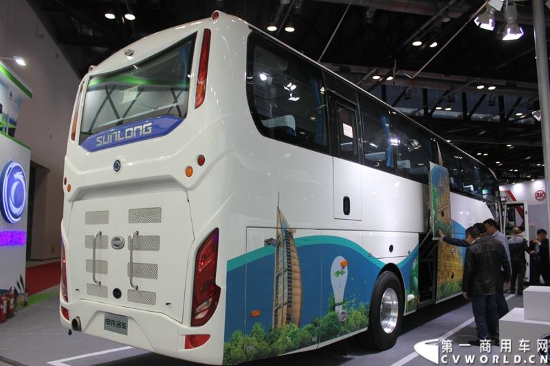 由交通运输部科学研究院、中国公路学会客车分会、中国道路运输协会城市客运分会和北京市贸促会、北京华运展交通科技发展中心等单位共同承办的“2015 北京国际道路运输、城市公交车辆及零部件展览会（以下简称：道路运输车辆展）”于2015年5月11 日—13日在北京国家会议中心隆重举行。申龙客车将携两款精品客车参与到本次盛会。图为申龙客车SLK6128 