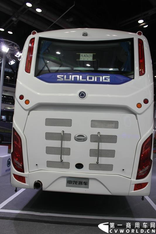 由交通运输部科学研究院、中国公路学会客车分会、中国道路运输协会城市客运分会和北京市贸促会、北京华运展交通科技发展中心等单位共同承办的“2015 北京国际道路运输、城市公交车辆及零部件展览会（以下简称：道路运输车辆展）”于2015年5月11 日—13日在北京国家会议中心隆重举行。申龙客车将携两款精品客车参与到本次盛会。图为申龙客车SLK6128 