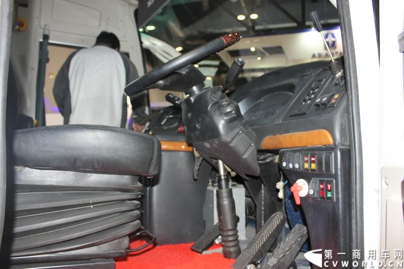 由交通运输部科学研究院、中国公路学会客车分会、中国道路运输协会城市客运分会和北京市贸促会、北京华运展交通科技发展中心等单位共同承办的“2015 北京国际道路运输、城市公交车辆及零部件展览会（以下简称：道路运输车辆展）”于2015年5月11 日—13日在北京国家会议中心隆重举行。申龙客车将携两款精品客车参与到本次盛会。图为申龙客车SLK6128 