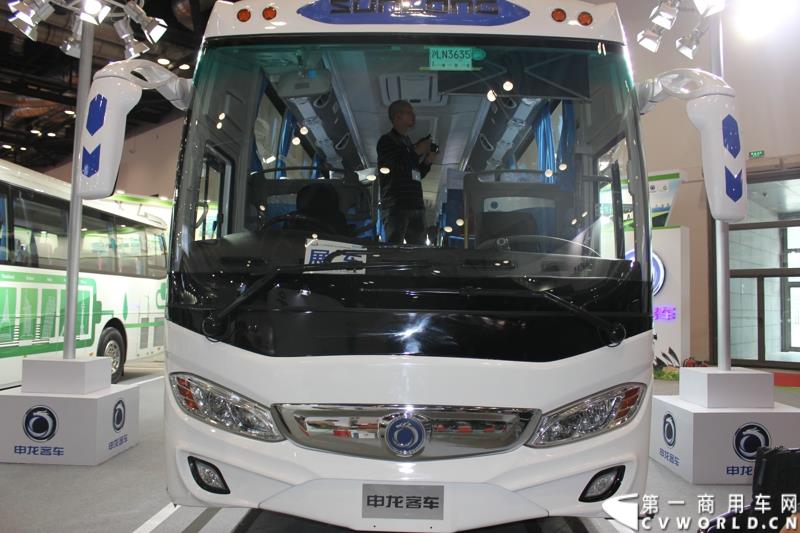 由交通运输部科学研究院、中国公路学会客车分会、中国道路运输协会城市客运分会和北京市贸促会、北京华运展交通科技发展中心等单位共同承办的“2015 北京国际道路运输、城市公交车辆及零部件展览会（以下简称：道路运输车辆展）”于2015年5月11 日—13日在北京国家会议中心隆重举行。申龙客车将携两款精品客车参与到本次盛会。图为申龙客车SLK6128 