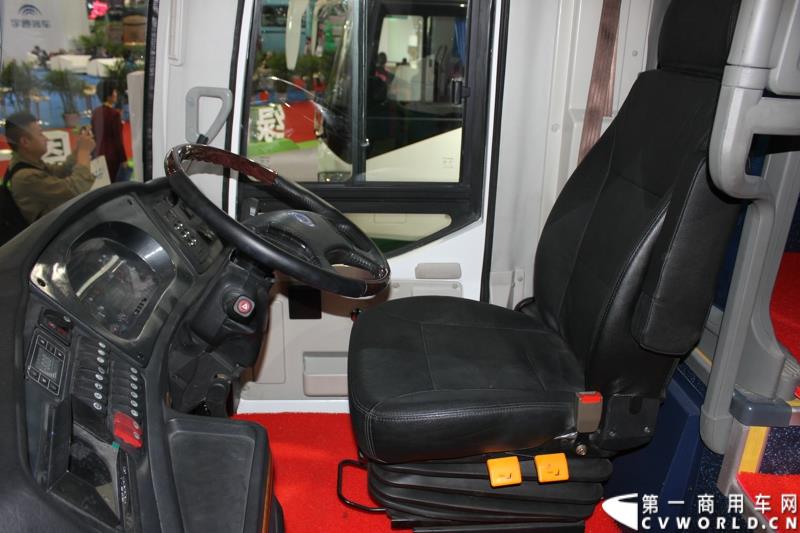 由交通运输部科学研究院、中国公路学会客车分会、中国道路运输协会城市客运分会和北京市贸促会、北京华运展交通科技发展中心等单位共同承办的“2015 北京国际道路运输、城市公交车辆及零部件展览会（以下简称：道路运输车辆展）”于2015年5月11 日—13日在北京国家会议中心隆重举行。申龙客车将携两款精品客车参与到本次盛会。图为申龙客车SLK6128 