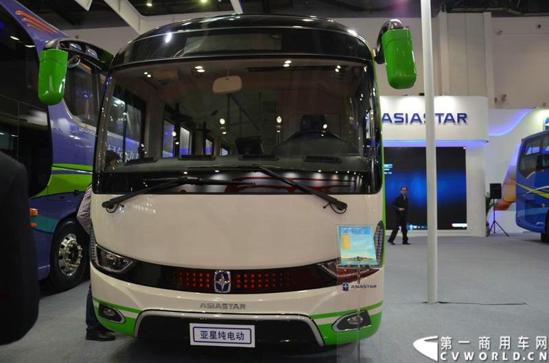 5月11日—13日，一年一度的客车盛会在北京国家会议中心隆重举行，本次展会上，亚星客车携四款新品亮相，每一款都独具特色，吸引众多关注。图为亚星6.8米低入口纯电动公交车