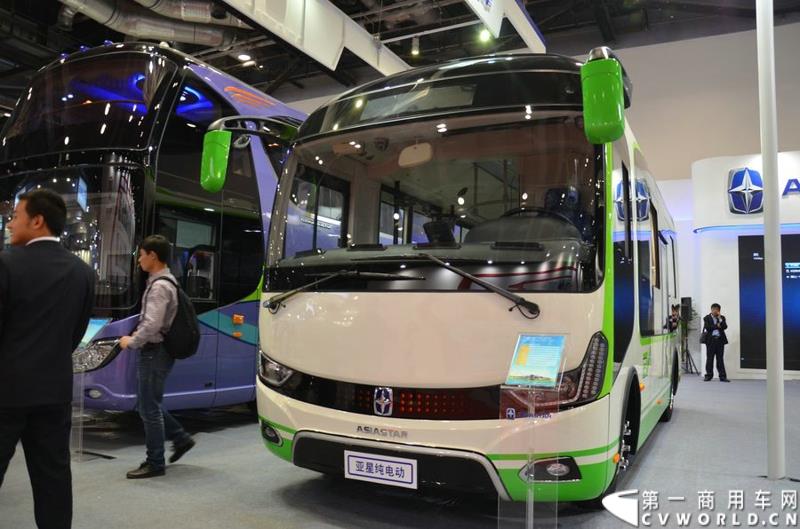 5月11日—13日，一年一度的客车盛会在北京国家会议中心隆重举行，本次展会上，亚星客车携四款新品亮相，每一款都独具特色，吸引众多关注。图为亚星6.8米低入口纯电动公交车