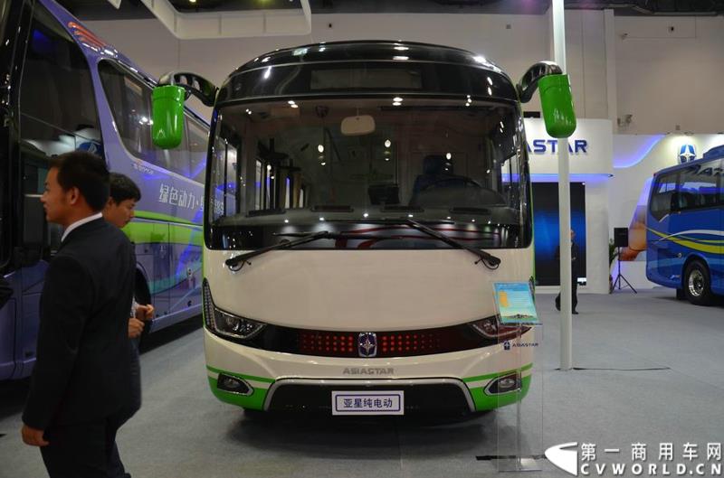 5月11日—13日，一年一度的客车盛会在北京国家会议中心隆重举行，本次展会上，亚星客车携四款新品亮相，每一款都独具特色，吸引众多关注。图为亚星6.8米低入口纯电动公交车