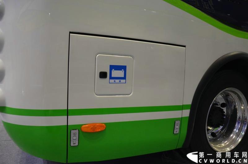 5月11日—13日，一年一度的客车盛会在北京国家会议中心隆重举行，本次展会上，亚星客车携四款新品亮相，每一款都独具特色，吸引众多关注。图为亚星6.8米低入口纯电动公交车
