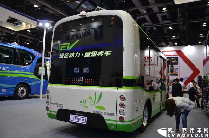 5月11日—13日，一年一度的客车盛会在北京国家会议中心隆重举行，本次展会上，亚星客车携四款新品亮相，每一款都独具特色，吸引众多关注。图为亚星6.8米低入口纯电动公交车
