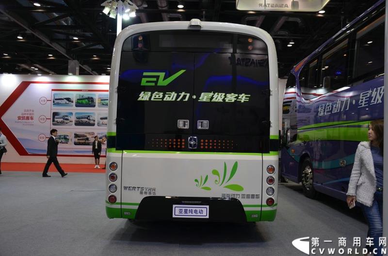 5月11日—13日，一年一度的客车盛会在北京国家会议中心隆重举行，本次展会上，亚星客车携四款新品亮相，每一款都独具特色，吸引众多关注。图为亚星6.8米低入口纯电动公交车