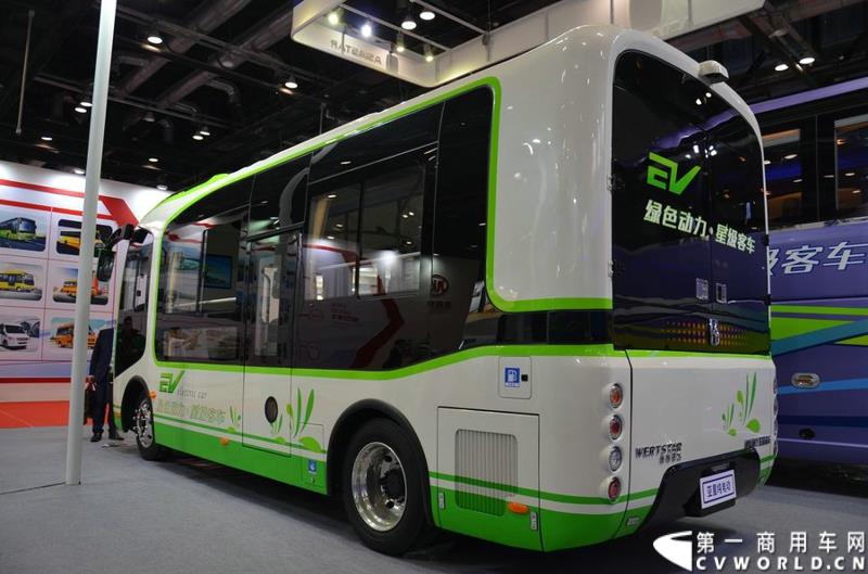 5月11日—13日，一年一度的客车盛会在北京国家会议中心隆重举行，本次展会上，亚星客车携四款新品亮相，每一款都独具特色，吸引众多关注。图为亚星6.8米低入口纯电动公交车