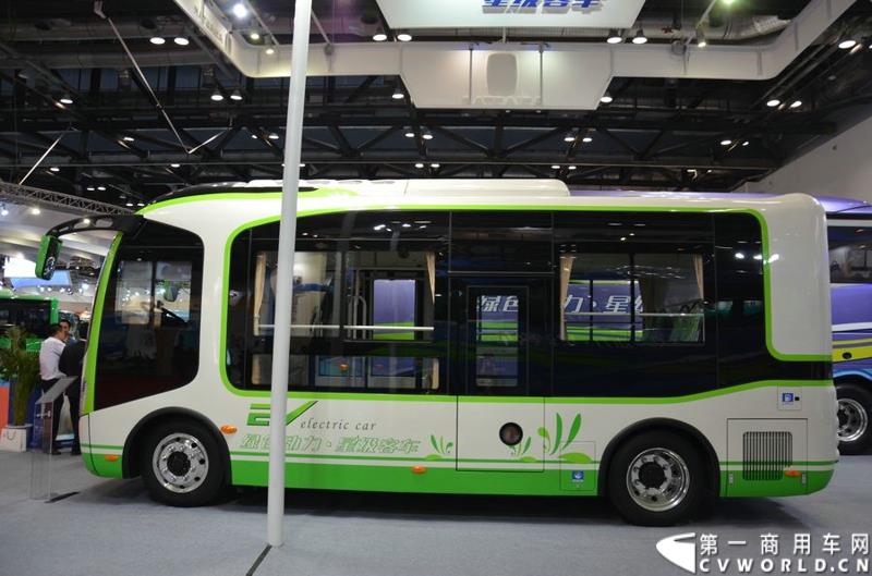 5月11日—13日，一年一度的客车盛会在北京国家会议中心隆重举行，本次展会上，亚星客车携四款新品亮相，每一款都独具特色，吸引众多关注。图为亚星6.8米低入口纯电动公交车