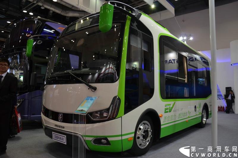 5月11日—13日，一年一度的客车盛会在北京国家会议中心隆重举行，本次展会上，亚星客车携四款新品亮相，每一款都独具特色，吸引众多关注。图为亚星6.8米低入口纯电动公交车