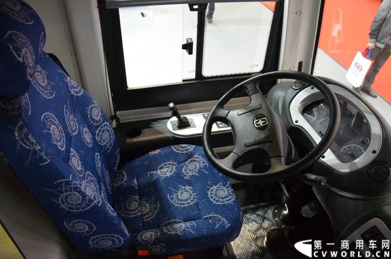 5月11日—13日，一年一度的客车盛会在北京国家会议中心隆重举行，本次展会上，亚星客车携四款新品亮相，每一款都独具特色，吸引众多关注。图为亚星6.8米低入口纯电动公交车