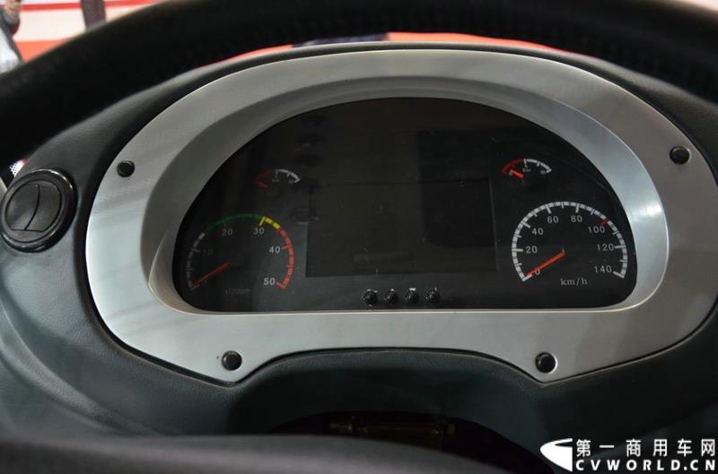 5月11日—13日，一年一度的客车盛会在北京国家会议中心隆重举行，本次展会上，亚星客车携四款新品亮相，每一款都独具特色，吸引众多关注。图为亚星6.8米低入口纯电动公交车