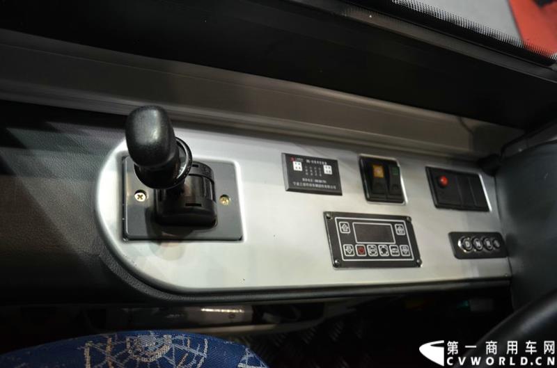 5月11日—13日，一年一度的客车盛会在北京国家会议中心隆重举行，本次展会上，亚星客车携四款新品亮相，每一款都独具特色，吸引众多关注。图为亚星6.8米低入口纯电动公交车