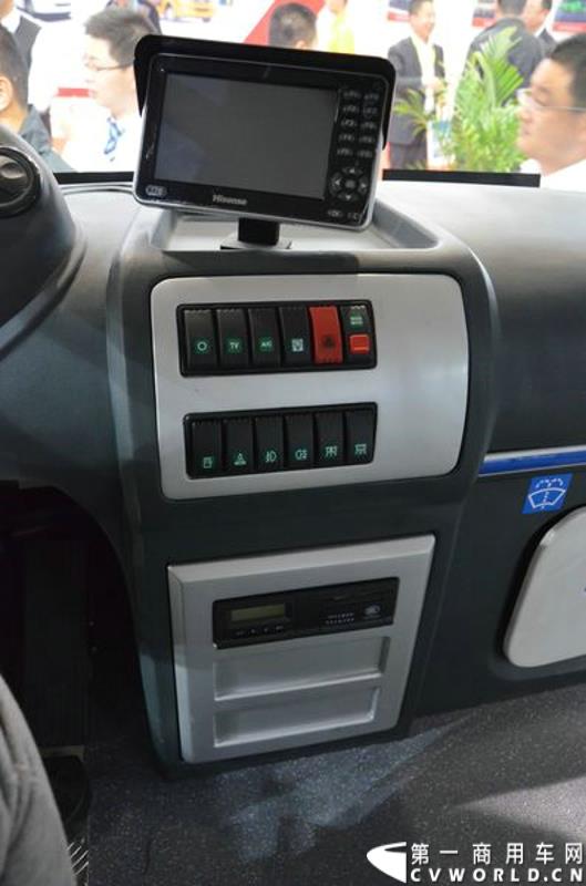 5月11日—13日，一年一度的客车盛会在北京国家会议中心隆重举行，本次展会上，亚星客车携四款新品亮相，每一款都独具特色，吸引众多关注。图为亚星6.8米低入口纯电动公交车