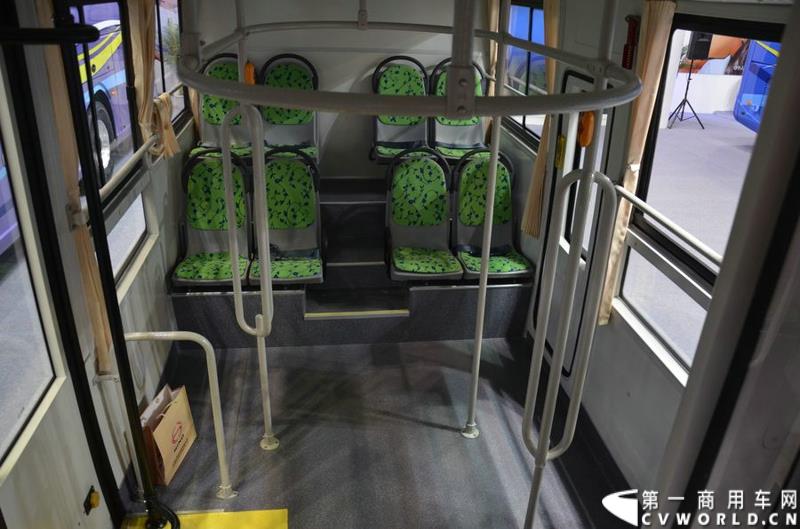 5月11日—13日，一年一度的客车盛会在北京国家会议中心隆重举行，本次展会上，亚星客车携四款新品亮相，每一款都独具特色，吸引众多关注。图为亚星6.8米低入口纯电动公交车