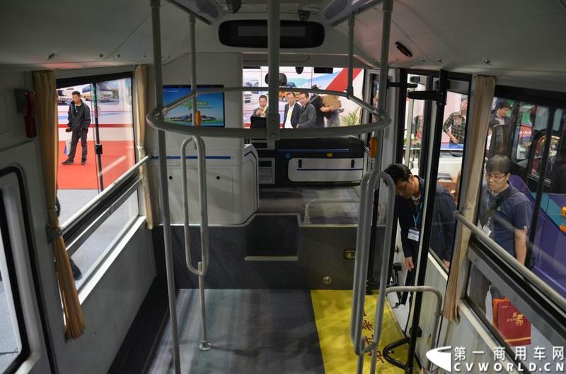 5月11日—13日，一年一度的客车盛会在北京国家会议中心隆重举行，本次展会上，亚星客车携四款新品亮相，每一款都独具特色，吸引众多关注。图为亚星6.8米低入口纯电动公交车