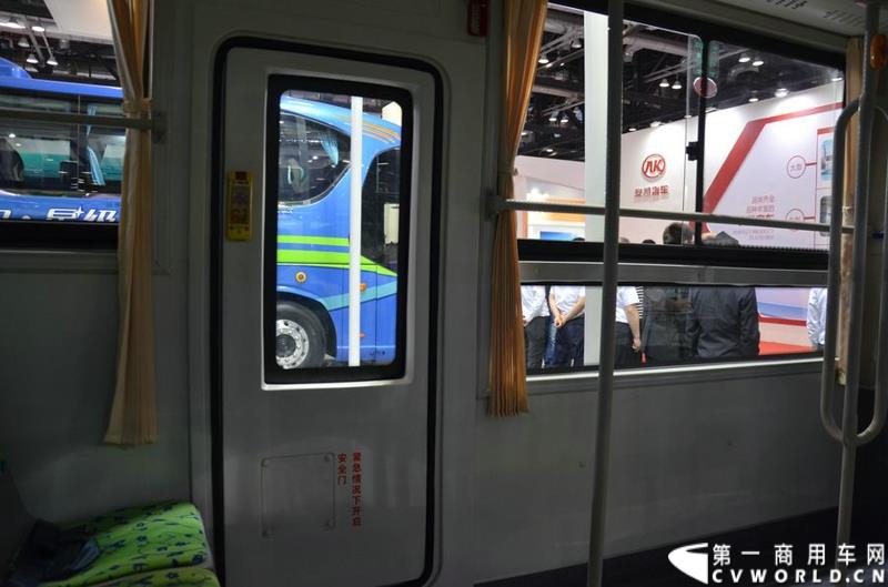 5月11日—13日，一年一度的客车盛会在北京国家会议中心隆重举行，本次展会上，亚星客车携四款新品亮相，每一款都独具特色，吸引众多关注。图为亚星6.8米低入口纯电动公交车